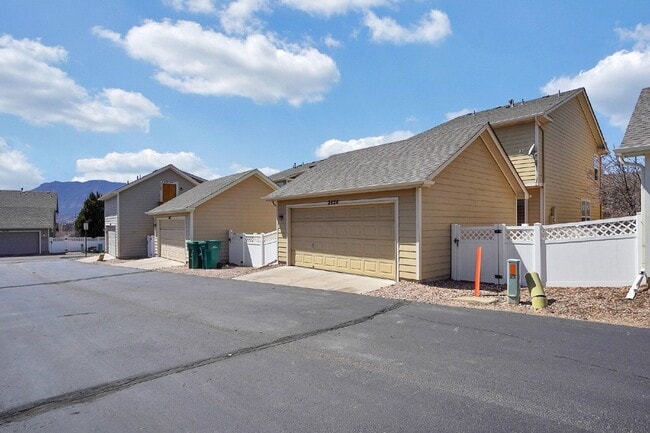 Building Photo - 2424 St Paul Dr