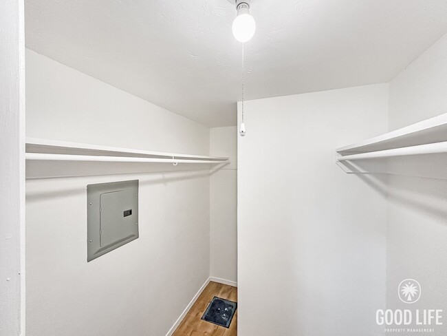 Building Photo - Stunning 2BD/2BA W/ Updated Kitchen, A/C, and Reserved Parking in La Mesa!