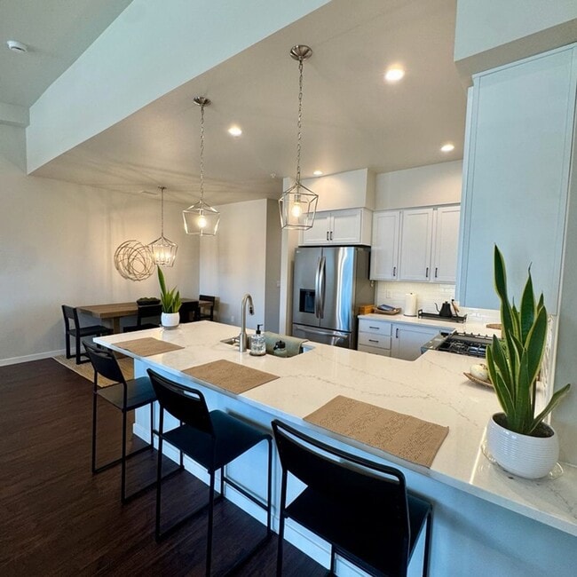 Building Photo - Cute, modern 2 bed 2.5 bath condo for rent!