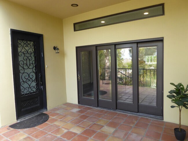 Building Photo - Woodland Hills Single Story 3 Bedroom Home...