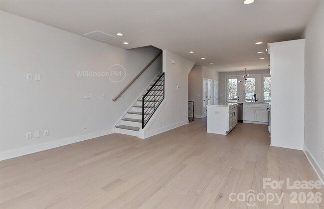 Building Photo - 2204 Northend Dr