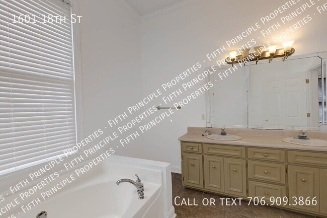 Building Photo - 1601 18th St