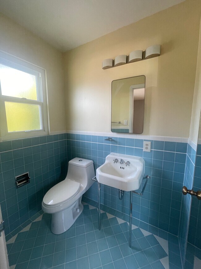 En-suite bathroom - 5940 La Salle Ave