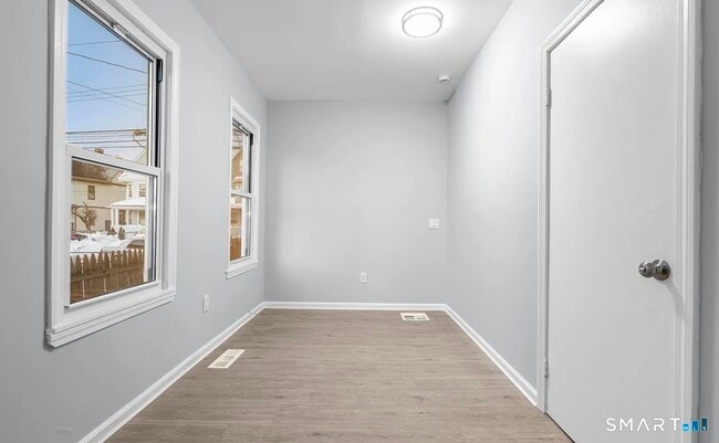 Building Photo - 303 Poplar St