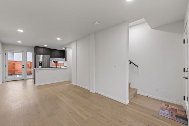 Building Photo - 3 bed /3 bath newer townhome in Green Lake!