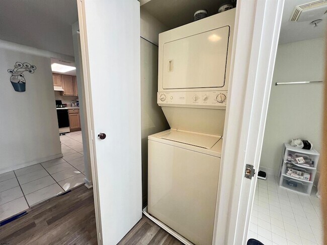 Building Photo - 4310 Dolphin Ave