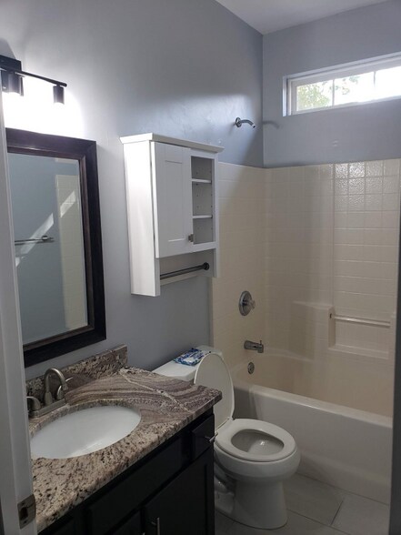 Building Photo - 103 Lantana Ct