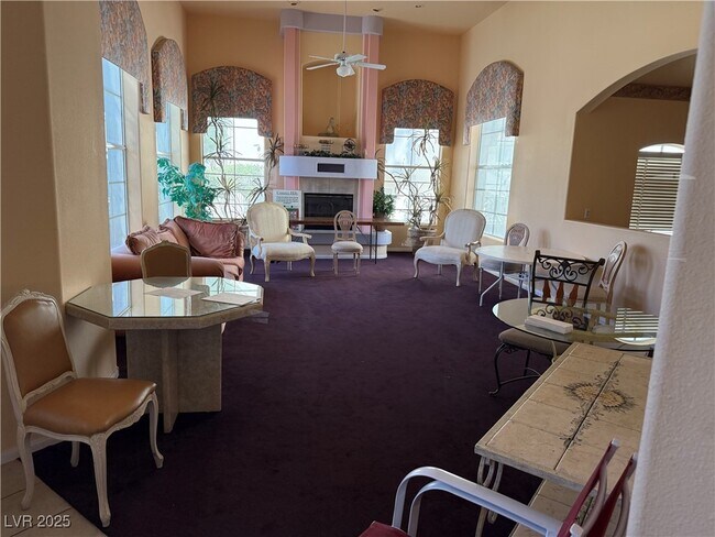 Building Photo - 698 S Racetrack Rd