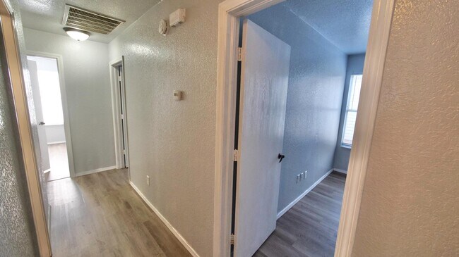 Building Photo - 1021 Periwinkle Dr