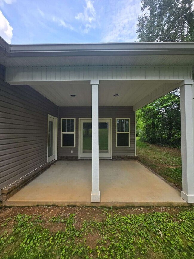 Building Photo - Charming 3-Bedroom Retreat Near Hamilton P...