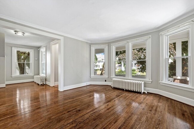 Building Photo - Updated 4 Bedroom Victorian on College Ave