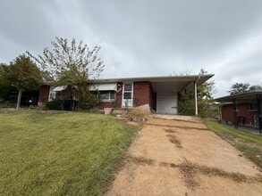 Building Photo - Charming 2-Bedroom Duplex with Modern Upda...