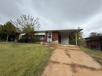 Building Photo - Charming 2-Bedroom Duplex with Modern Upda...