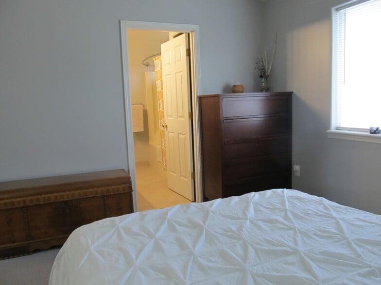 master bath - 2140 SW 35th Pl
