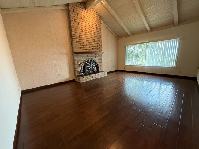 Building Photo - Fantastic 3 bedroom 2 bath Home in Montere...