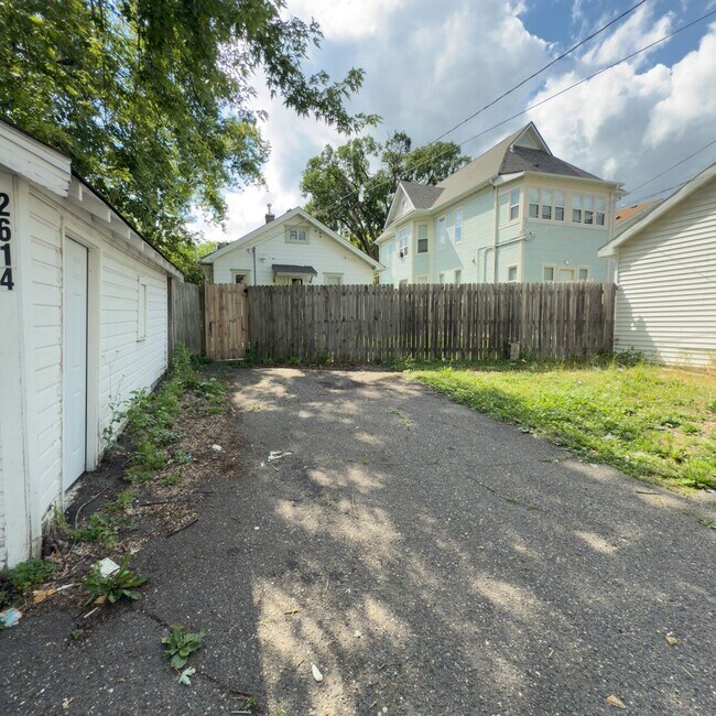 Building Photo - 2614 Dupont Ave N