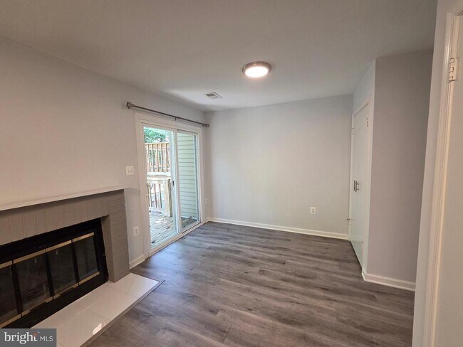 Building Photo - 15040 Cherrywood Dr