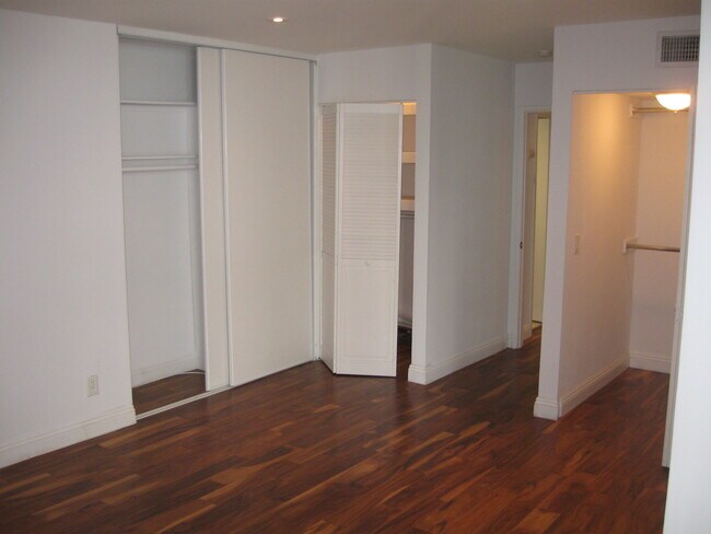 Building Photo - 8530 Holloway Dr