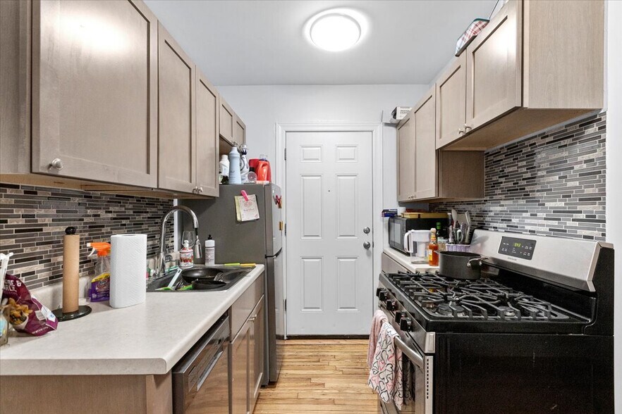 Primary Photo - 652 W Oakdale Ave