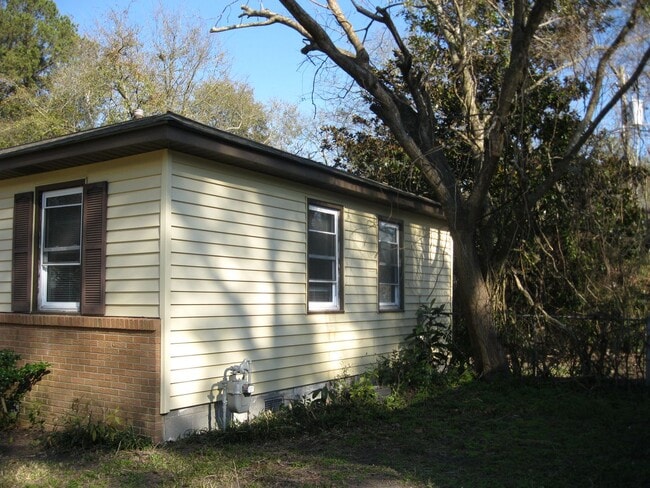 Building Photo - Cozy home