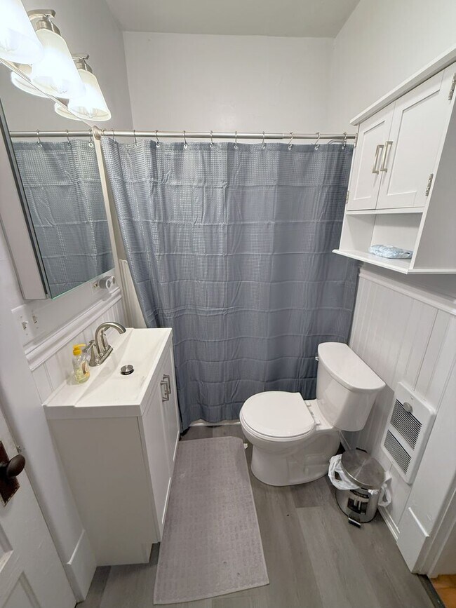 Building Photo - 1325 St James Ct
