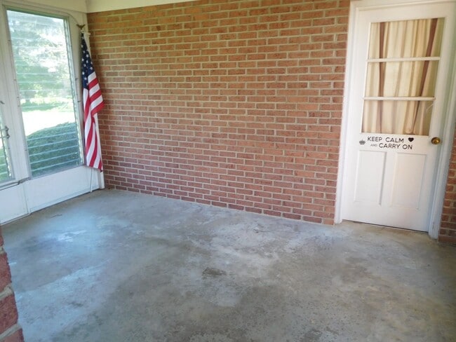 Building Photo - 9083 Meadowbrook Cir