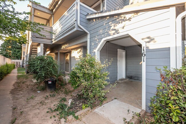 Building Photo - Spacious 1-Bedroom Apartment in South Tulsa | $785 | Mid October