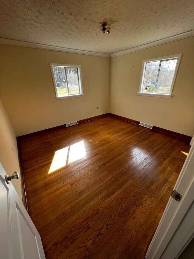 Building Photo - Charming 3 bedroom house