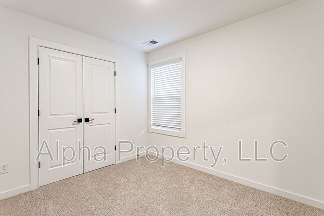 Building Photo - 1239 Westgate Vlg Dr