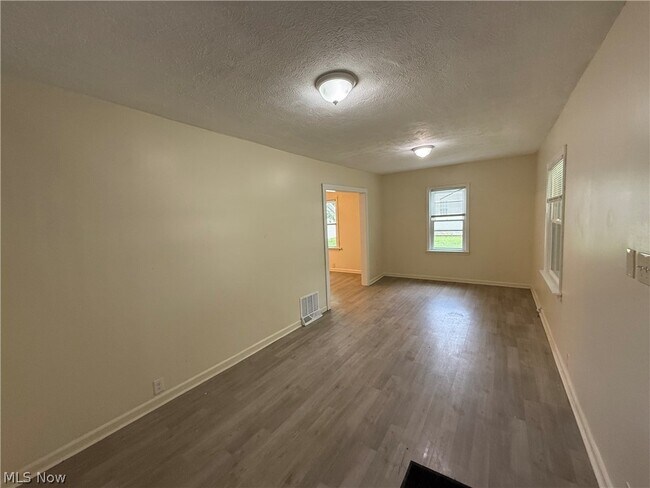 Building Photo - 404 Noah Ave