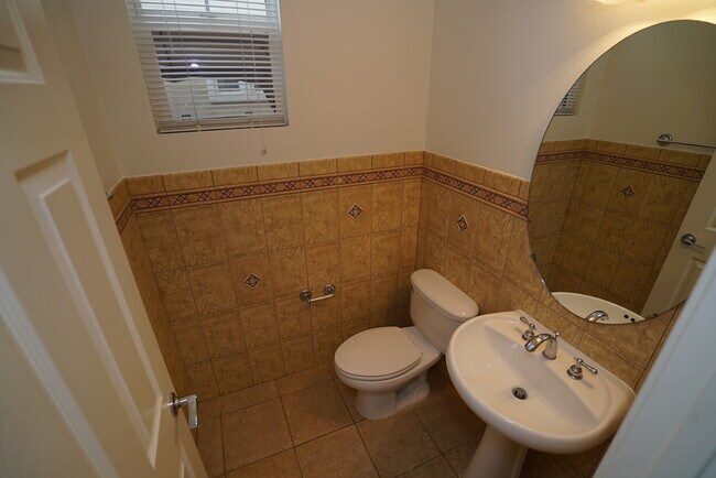 Building Photo - Creekside 3 Bedroom Rental Home in Valencia!