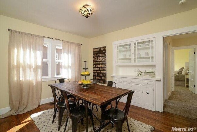 Building Photo - Stylishly Updated 2 Bed Home in Prime Midt...