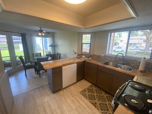 Building Photo - 130 Blue Heron Dr