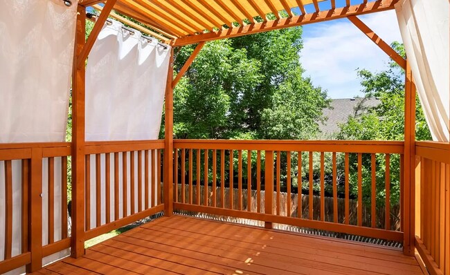 Building Photo - Huge room in a large shared home, private ...