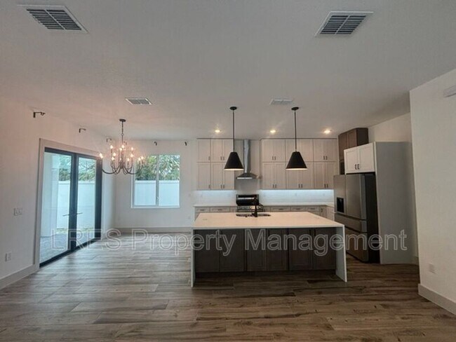 Building Photo - 722 Ellwood Ave
