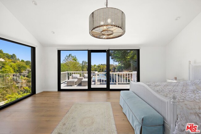 Building Photo - 15438 Mulholland Dr