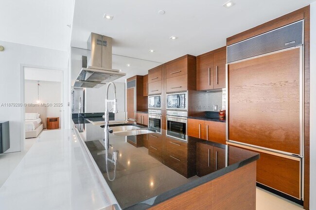 Building Photo - 495 Brickell Ave