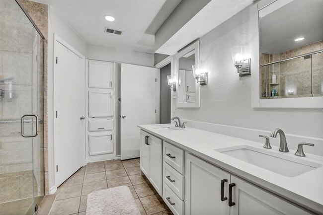 Building Photo - 1715 Foxfire Dr