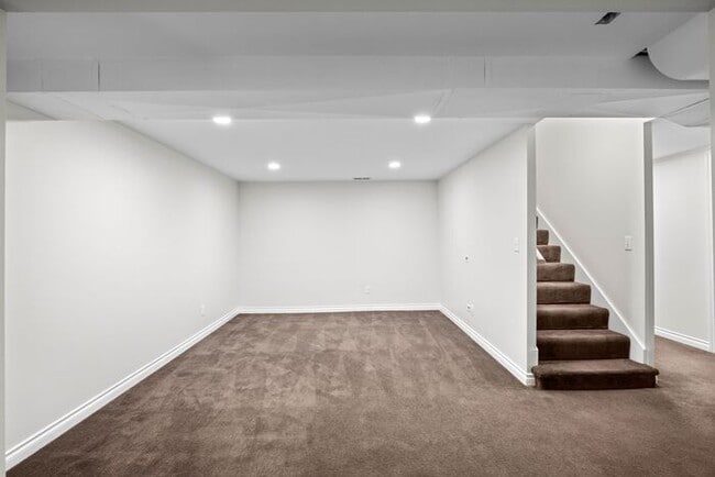 Building Photo - Elegant and Spacious Air-Conditioned Lincoln Park Rambler