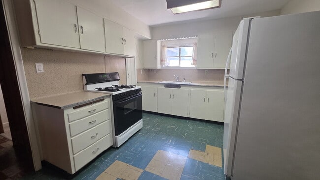 Building Photo - "Charming 1-Bedroom Duplex Retreat in Ogden – Your Cozy Haven Awaits!"
