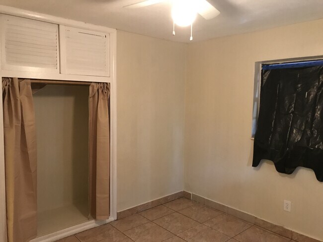 Building Photo - Large 5-2 house in Oakland Park