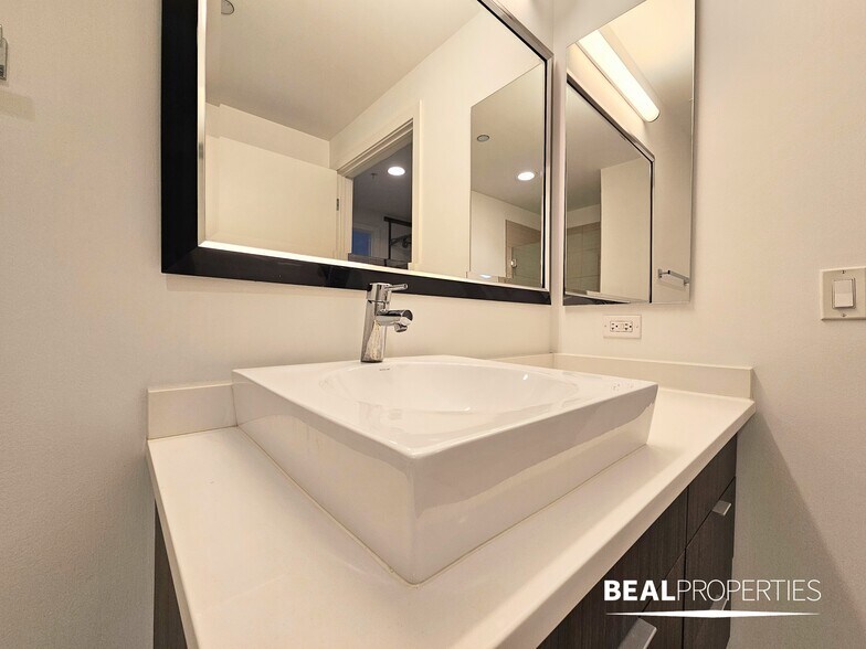 Building Photo - 548 W Webster Ave