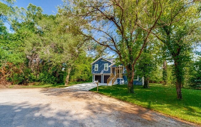 Building Photo - Move-In Ready 4-Bedroom Beauty with Modern...