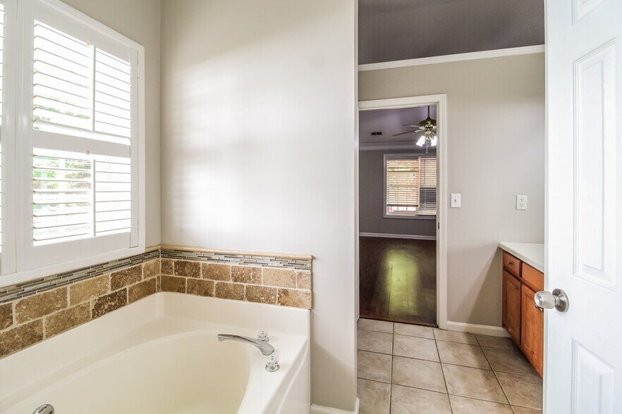 Building Photo - 2611 Fort Apachee Ct