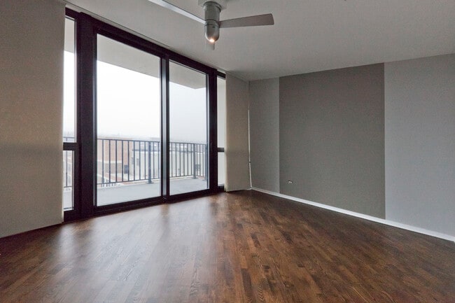 Building Photo - 210 S Desplaines St