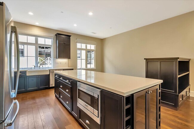 Building Photo - Beautiful Tri-Level 4 bedroom, 3.5 Bathroom, 2,150 SqFt Home in Downtown Campbell!