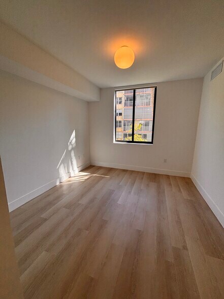 Building Photo - 1541 Van Buren St