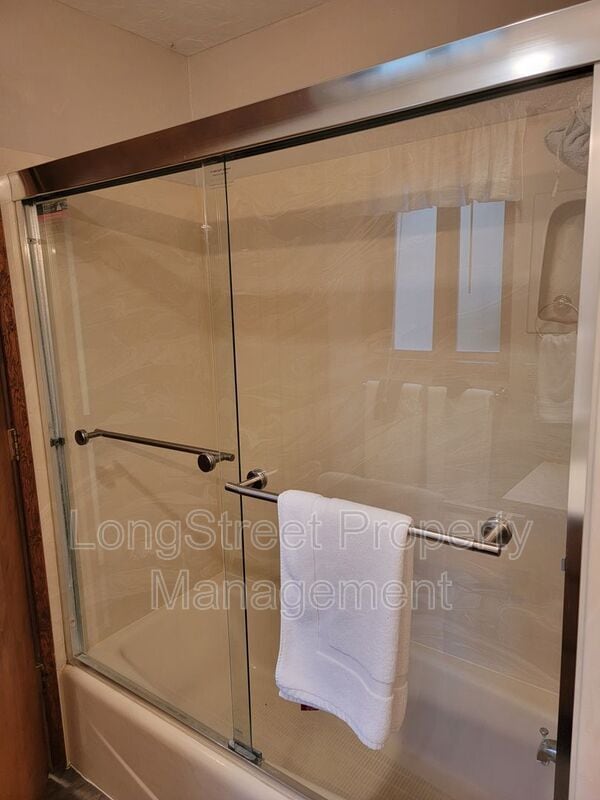 Building Photo - 2720 NW Glenwood Dr