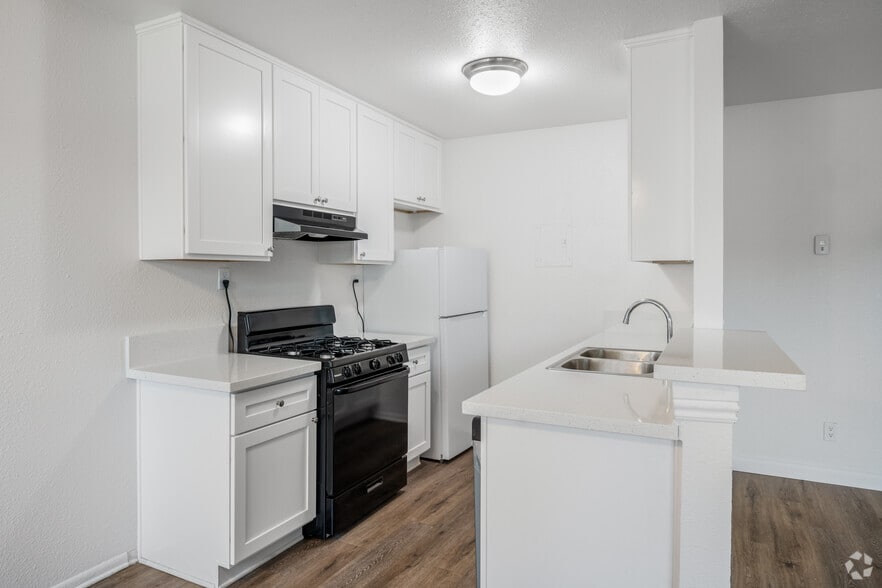 1BR, 1BA - 788SF - Kitchen - Los Arcos Apartments