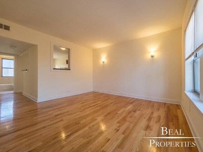Building Photo - 1 bedroom in CHICAGO IL 60657